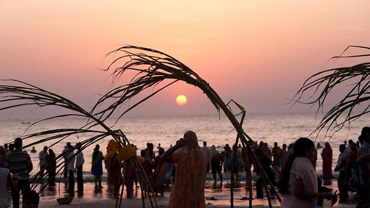 Chhath Puja 2025: 25 अक्टूबर से छठ महापर्व का शुभारंभ, महिलाएं करें सूर्य चालीसा का पाठ, सभी बाधाएं हो जाएंगी दूर