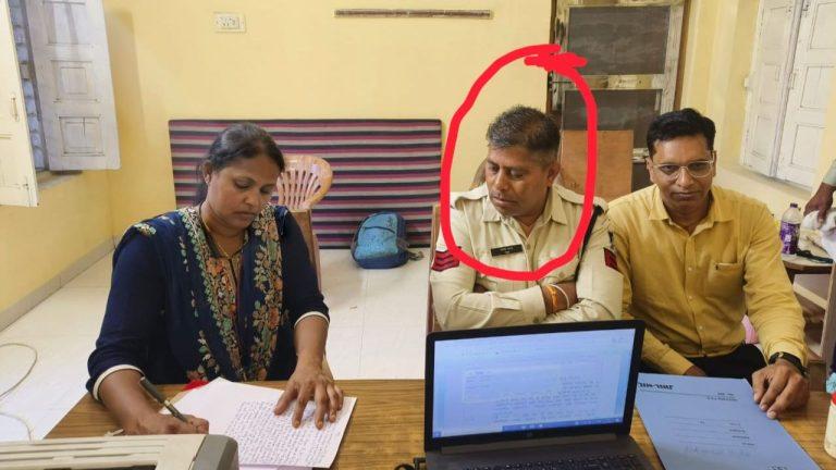 धोखाधड़ी की FIR लिखने प्रधान आरक्षक ने मांगी 5 लाख रुपये रिश्वत, 75,000 लेते लोकायुक्त पुलिस ने रंगे हाथ पकड़ा
