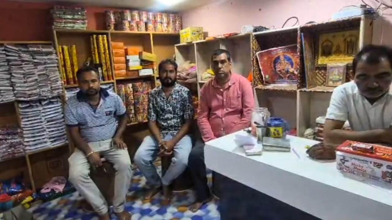 पटाखों की कीमतों पर निगरानी रखेगी GST टीम, 15 अक्टूबर की शाम से पहले नहीं मिल पाएंगे पटाखे