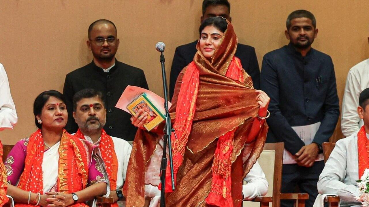 गुजरात कैबिनेट की सबसे अमीर सदस्य बनीं रिवाबा जडेजा, संपत्ति का आंकड़ा चौंकाने वाला