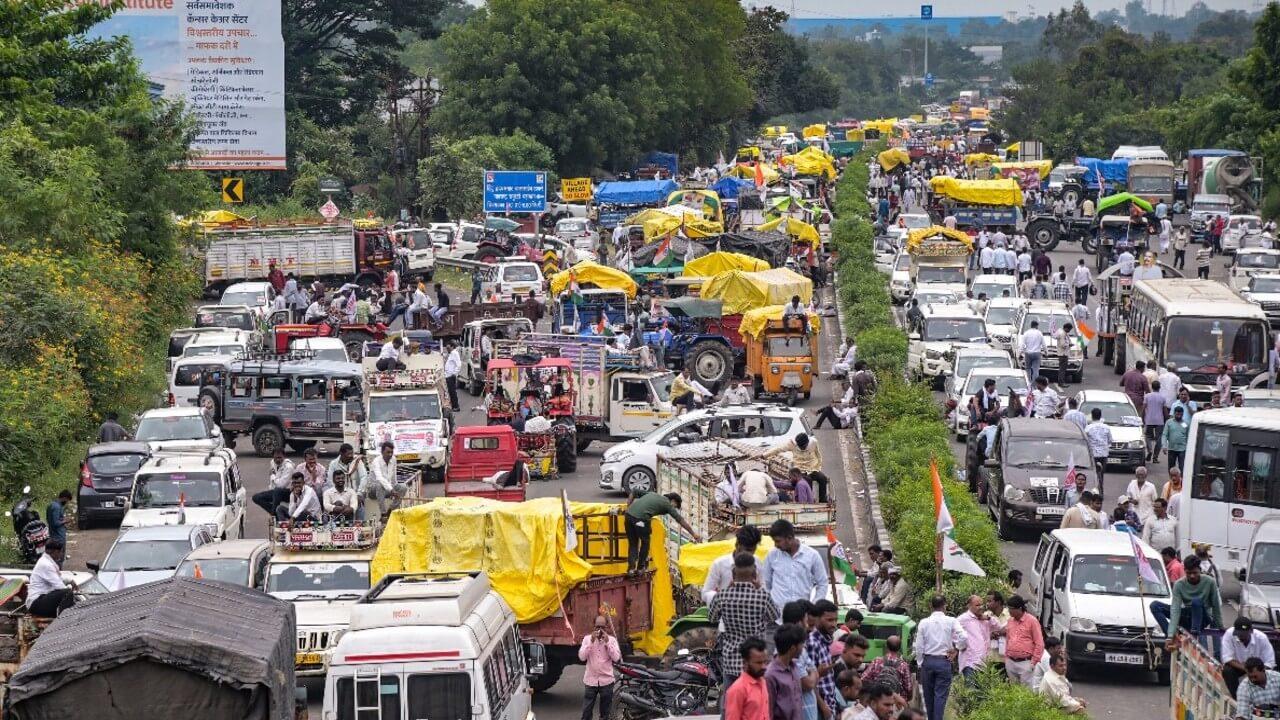 महाराष्ट्र में किसानों का आंदोलन! NH-44 पर लगाया जाम, राज्य सरकार को दी चेतावनी, जानें किन मांगों पर अड़े अन्नदाता