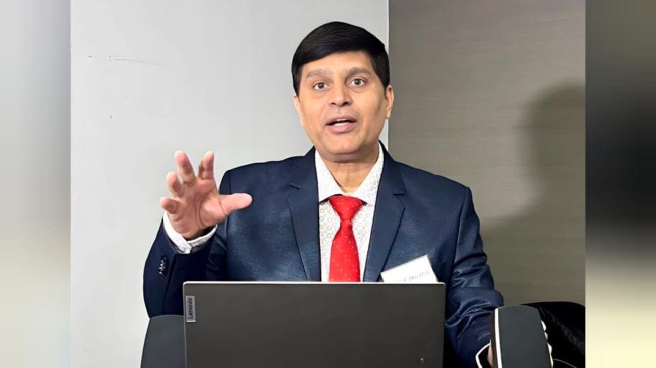 इंदौर के डॉ. ए.के. द्विवेदी ने लंदन में बढ़ाया भारत का मान, ‘खूनी पसीने’ के होम्योपैथिक इलाज पर पेश किया शोध