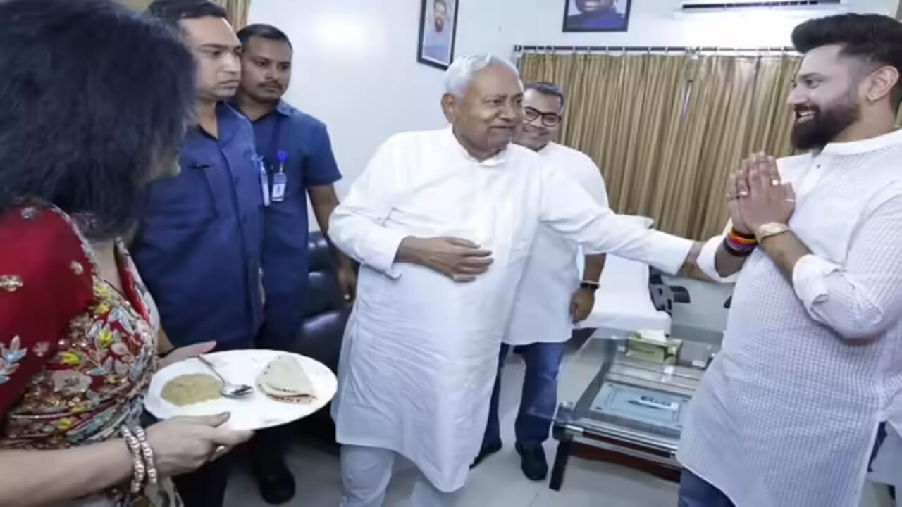 Bihar News: छठ महापर्व पर चिराग पासवान के घर पहुंचे सीएम नीतीश, खरना का प्रसाद किया ग्रहण, कुछ इस तरह मिले दोनों
