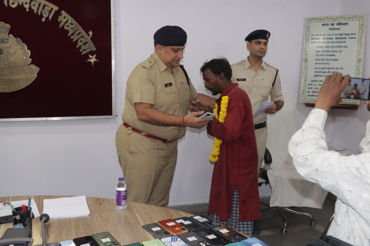 छिंदवाड़ा पुलिस का अनूठा उपहार, 42 लाख से अधिक कीमत के 201 मोबाइल बांटे