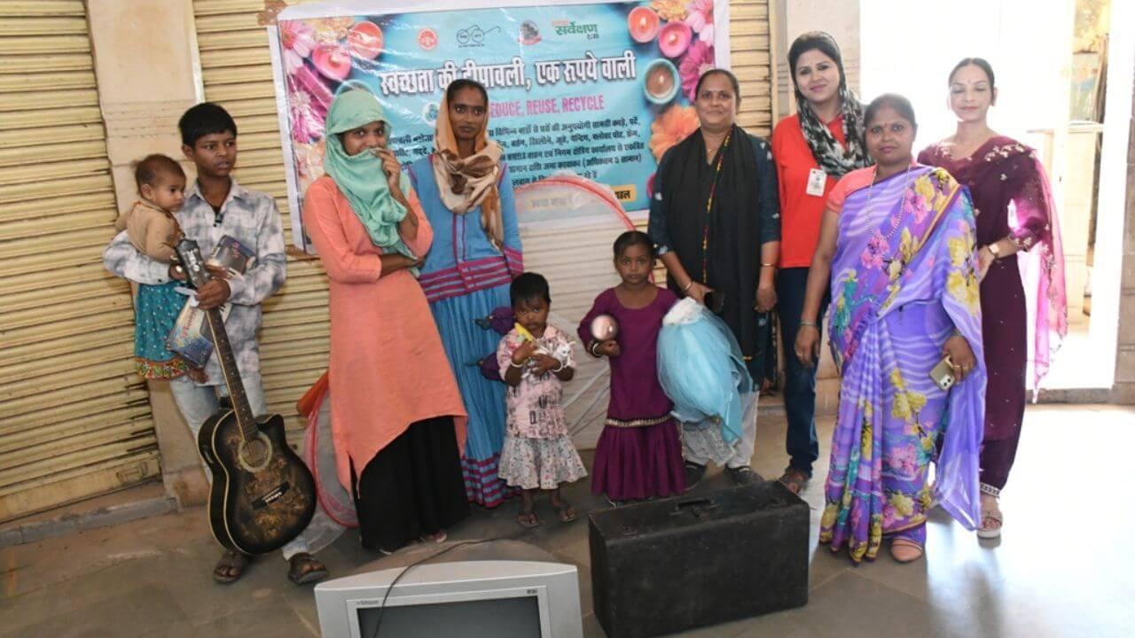 जब 1 रुपये में ख़रीदा गिटार, बड़ा संदूक, टीवी, गृहस्थी का सामान, खिल गए चेहरे, अब मनेगी दिवाली खुशियों वाली