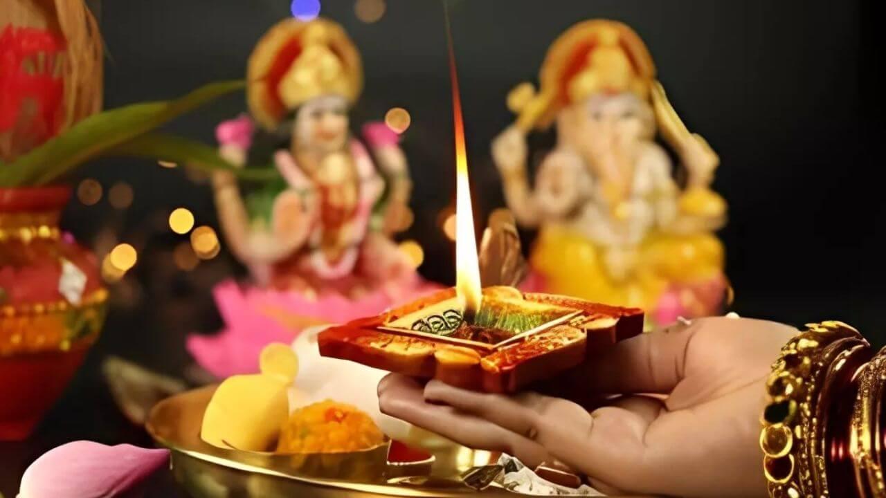बिना इन 7 पवित्र वस्तुओं के अधूरी है दिवाली, जानें क्यों जरूरी है इन्हें घर लाना