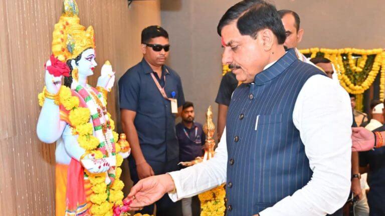 Dhanteras 2025 : भगवान धनवंतरी पूजा में शामिल हुए सीएम डॉ मोहन यादव, प्रदेशवासियों के आरोग्य, सुख-समृद्धि की प्रार्थना की