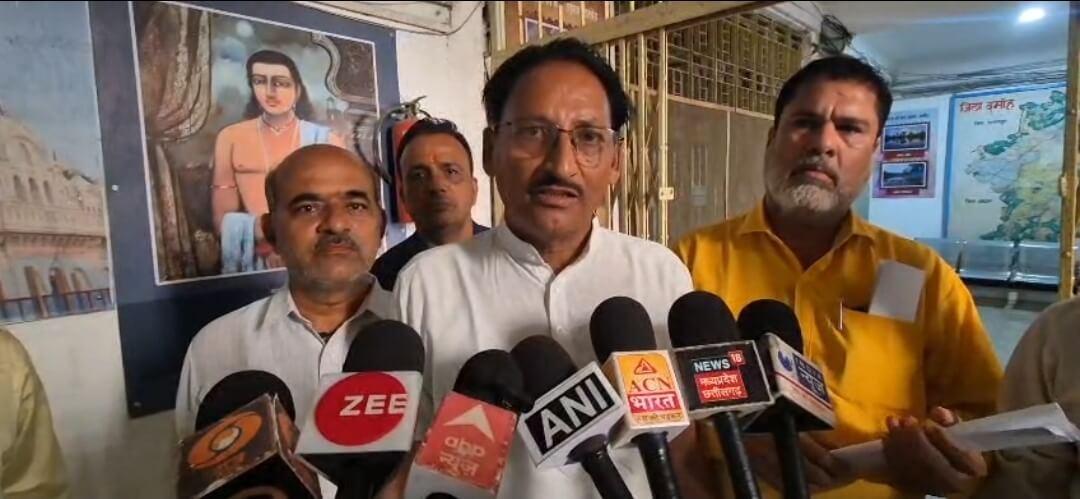 दमोह में ई-अटेंडेंस पर फिर बवाल, वेतन कटौती के आदेश पर शिक्षकों ने दी आंदोलन की चेतावनी, सीएम के नाम सौंपा ज्ञापन