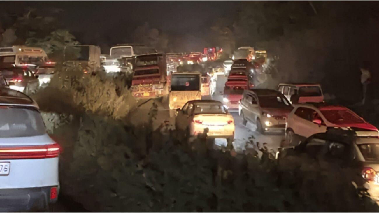 इंदौर-खंडवा रोड पर 10 KM लंबा जाम, 7 दिन से खड़े डंपर ने रोकी हजारों गाड़ियों की रफ्तार