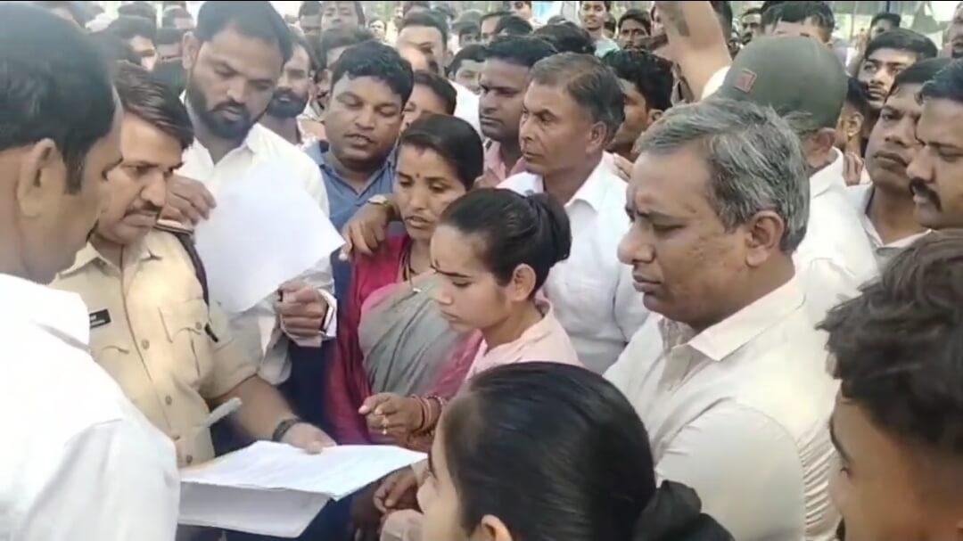 स्कूल में घुसकर बच्चियों से छेड़छाड़, आरोपी शब्बीर गिरफ्तार, आक्रोश में नयागांव बंद कर प्रदर्शन