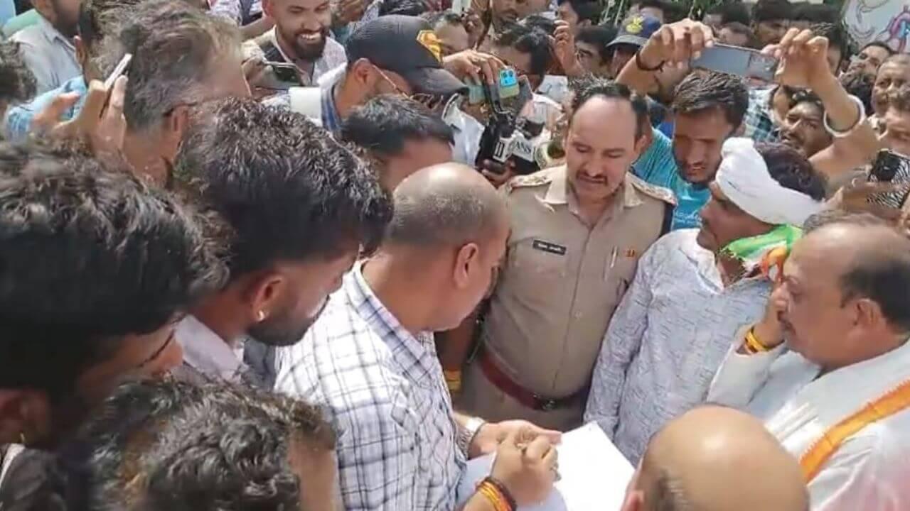 नीमच: 350 करोड़ की टेक्सटाइल फैक्ट्री के खिलाफ किसानों में आक्रोश, हाईवे पर बनी जाम की स्थिति, कलेक्ट्रेट पहुंचकर सौंपा ज्ञापन