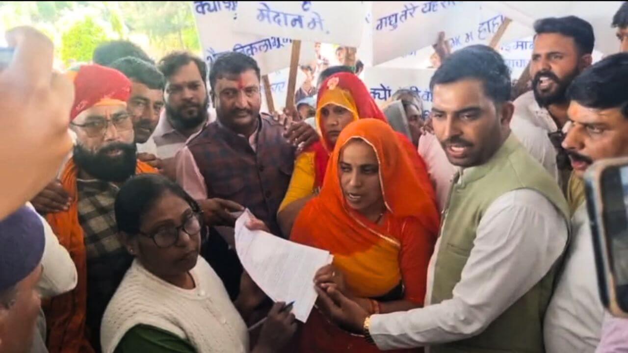 भूमि पूजन पर BJP नेता आमने सामने, महिला जनपद अध्यक्ष ने विधायक पर लगाये गंभीर आरोप, टीआई पर भी एक्शन की मांग, ज्ञापन सौंपा