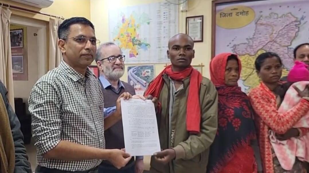 ड्यूटी पर मृत BLO के बेटे को 5 दिन में मिली अनुकंपा नियुक्ति, कलेक्टर ने सौंपा पत्र, परिवार को मिला सहारा