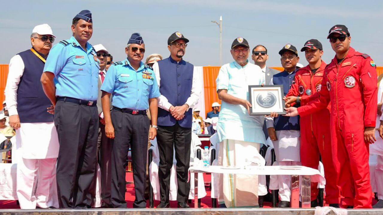 राज्य स्थापना दिवस पर रोमांचक एयर शो, सूर्यकिरण टीम ने दिखाया वायु सेना का शौर्य