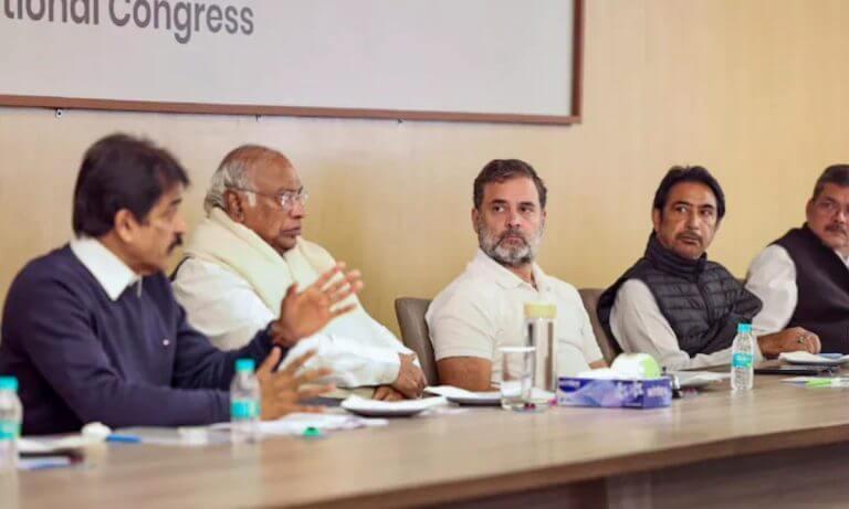 कांग्रेस अध्यक्ष खड़गे और राहुल गांधी की बंगाल यूनिट संग बैठक, आगामी विधानसभा चुनाव में सभी 294 सीटों पर अकेले लड़ने का ऐलान