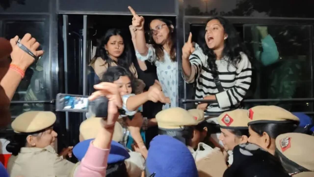 प्रदूषण के खिलाफ इंडिया गेट पर प्रदर्शन, हिरासत में लिए गए कई लोग, दिल्ली में AQI 400 पार