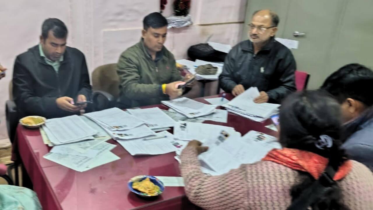 SIR : सजा भी इनाम भी, लापरवाह BLO सहायक की सेवा समाप्त, देर तक काम करने वालों को कलेक्टर ने दी समोसा पार्टी