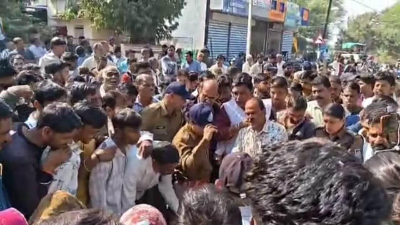 सड़क हादसे में मौत, FIR नहीं होने से भड़के ग्रामीणों का उग्र प्रदर्शन, चक्का जाम, आरोपी गिरफ्तार