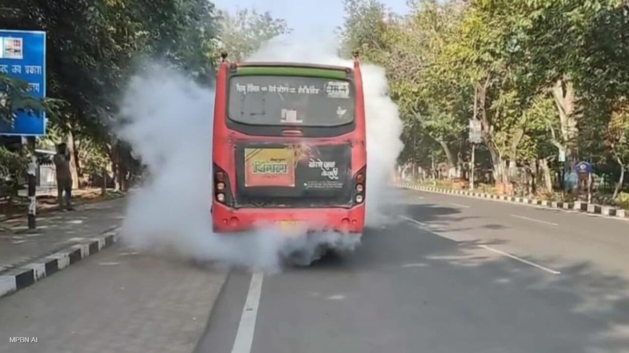 भोपाल की चलती सिटी बस में अचानक उठा धुआं, कूदकर बचाई जान