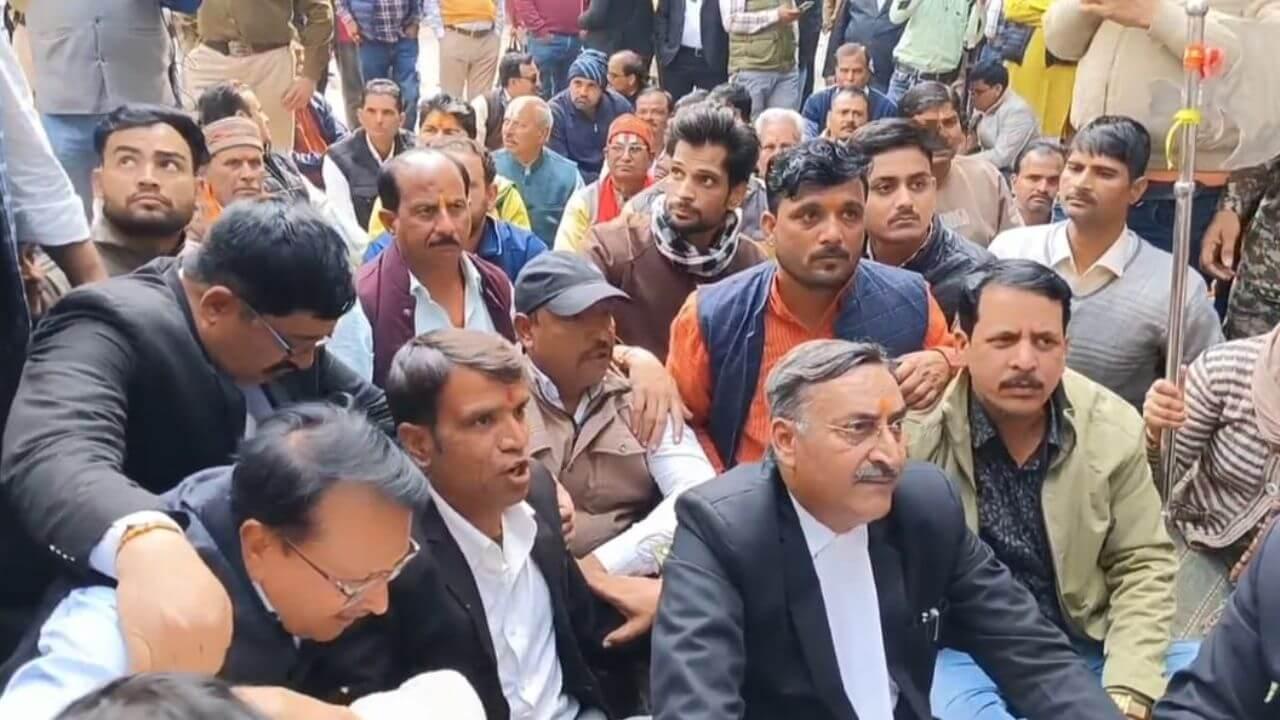 IAS संतोष वर्मा के खिलाफ सड़कों पर उतरा ब्राह्मण समाज, एसपी ऑफिस का घेराव किया, दी ये चेतावनी