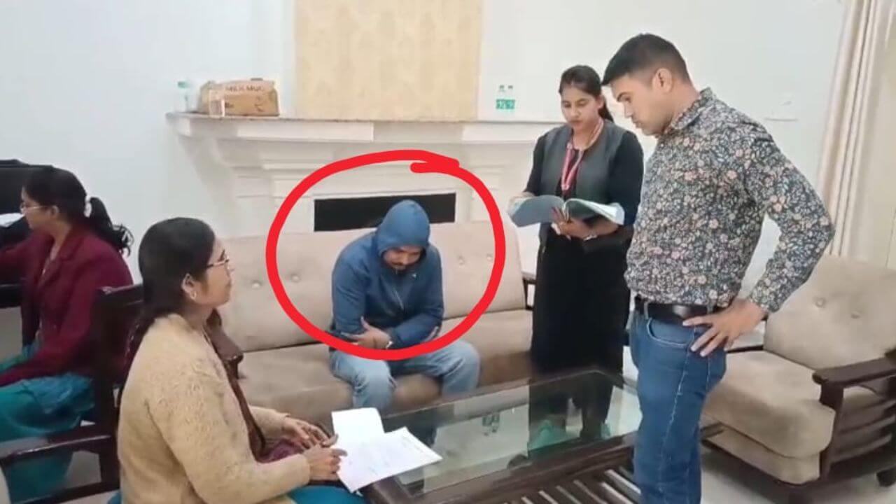 बाइक पर बैठाया, होटल में ले गया, EOW की टीम ने पीछा कर CMHO ऑफिस के क्लर्क को रिश्वत लेते दबोचा