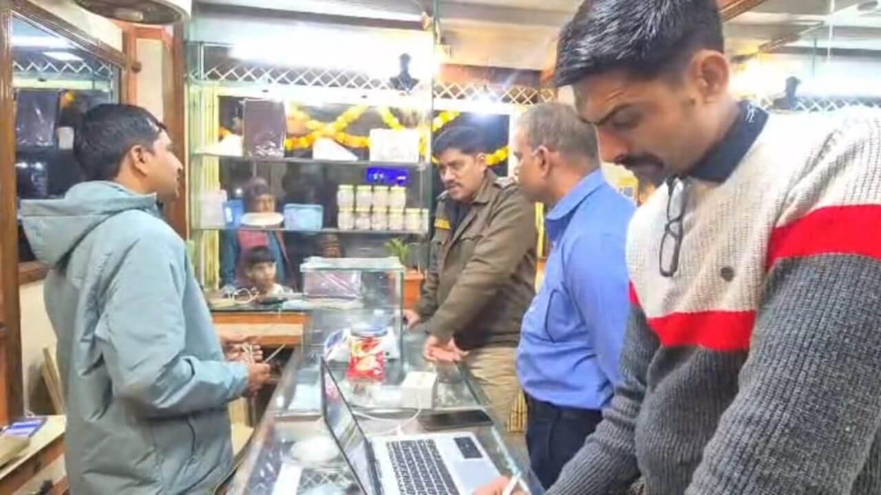 बीच बाजार सराफा व्यापारी की आंख में मिर्ची डालकर लूट की कोशिश, आरोपी फरार