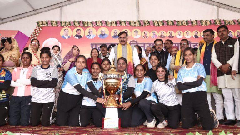 सांसद खेल महोत्सव के समापन पर वीडी शर्मा ने खिलाड़ियों को किया सम्मानित, बोले- खेलों से अनुशासन ,नेतृत्व क्षमता का विकास होता है