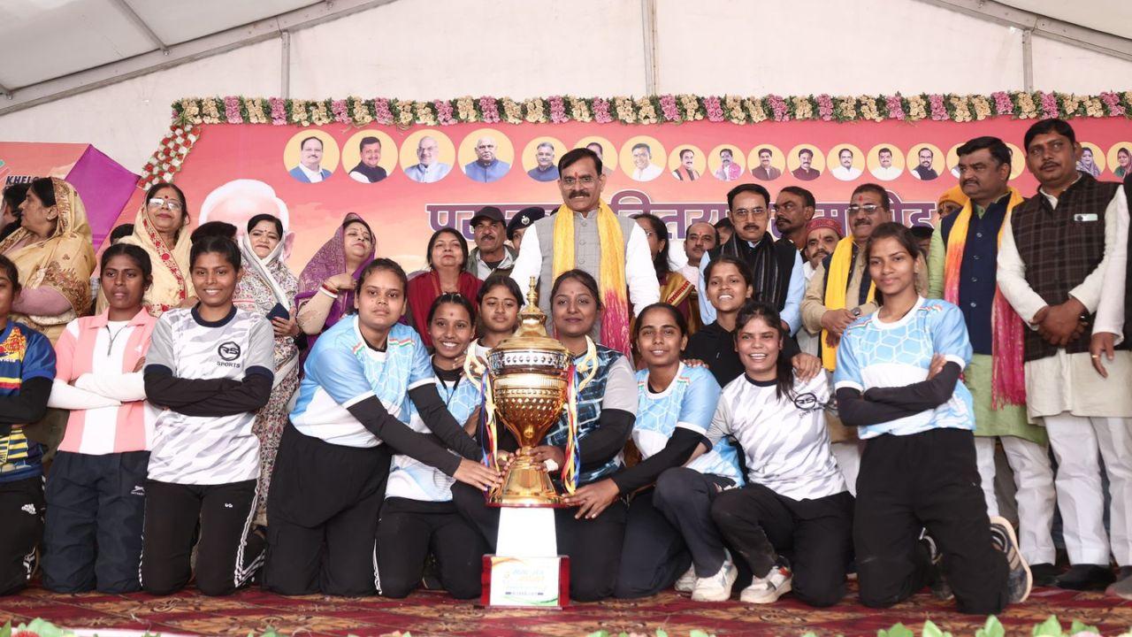सांसद खेल महोत्सव के समापन पर वीडी शर्मा ने खिलाड़ियों को किया सम्मानित, बोले- खेलों से अनुशासन ,नेतृत्व क्षमता का विकास होता है