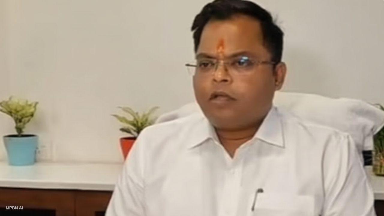 महू में बड़ी कार्रवाई! दो महिला पटवारी और एक कर्मचारी सस्पेंड, दिखा कलेक्टर का सख्त रवैया