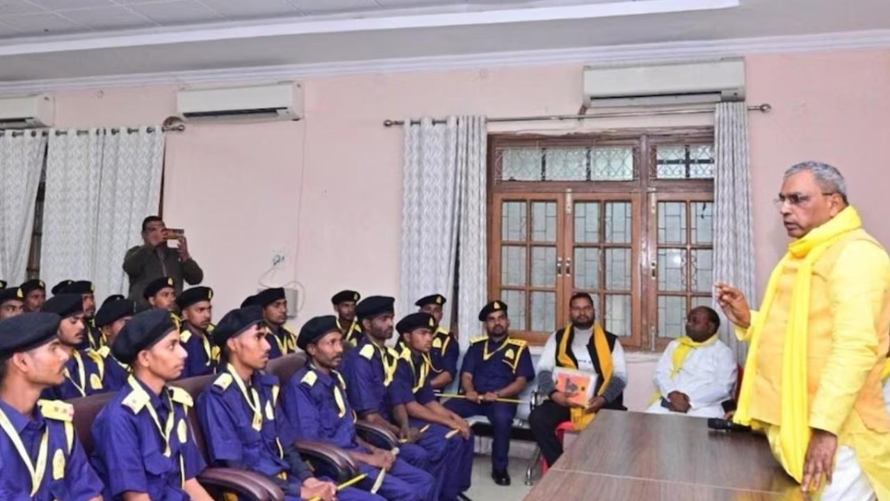 नीली वर्दी, कंधे पर सितारे.. मंत्री ओपी राजभर ने बनाई अपनी ‘RSS’, जानें क्या रहेगा इसका काम