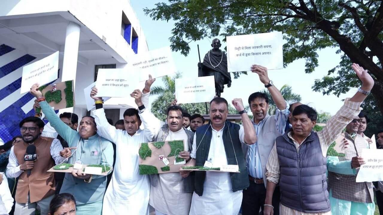 सांकेतिक चिड़िया लेकर विधानसभा परिसर में कांग्रेस का प्रदर्शन, उमंग सिंघार बोले किसान परेशान हैं क्योंकि “चिड़िया चुग गई खेत”