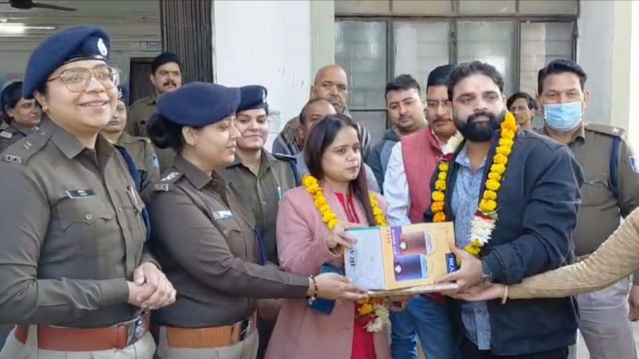 ग्वालियर पुलिस की मानवीय पहल, पति-पत्नी के टूटते रिश्तों को बचाया, महिला थाने बुलाकर किया सम्मानित, तोहफे दिए