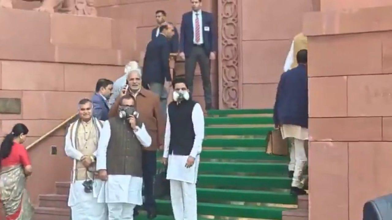 संसद शीतकालीन सत्र का तीसरा दिन: गैस मास्क पहनकर पहुंचे कांग्रेस सांसद, पीएम मोदी से की वायु प्रदूषण को लेकर ठोस परियोजना लाने की मांग