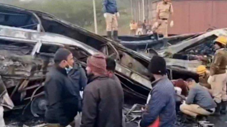 Karnataka Bus Accident: कर्नाटक के चित्रदुर्ग में भीषण सड़क हादसा, बस और ट्रक की टक्कर के बाद लगी आग में 12 से ज्यादा लोग जिंदा जले