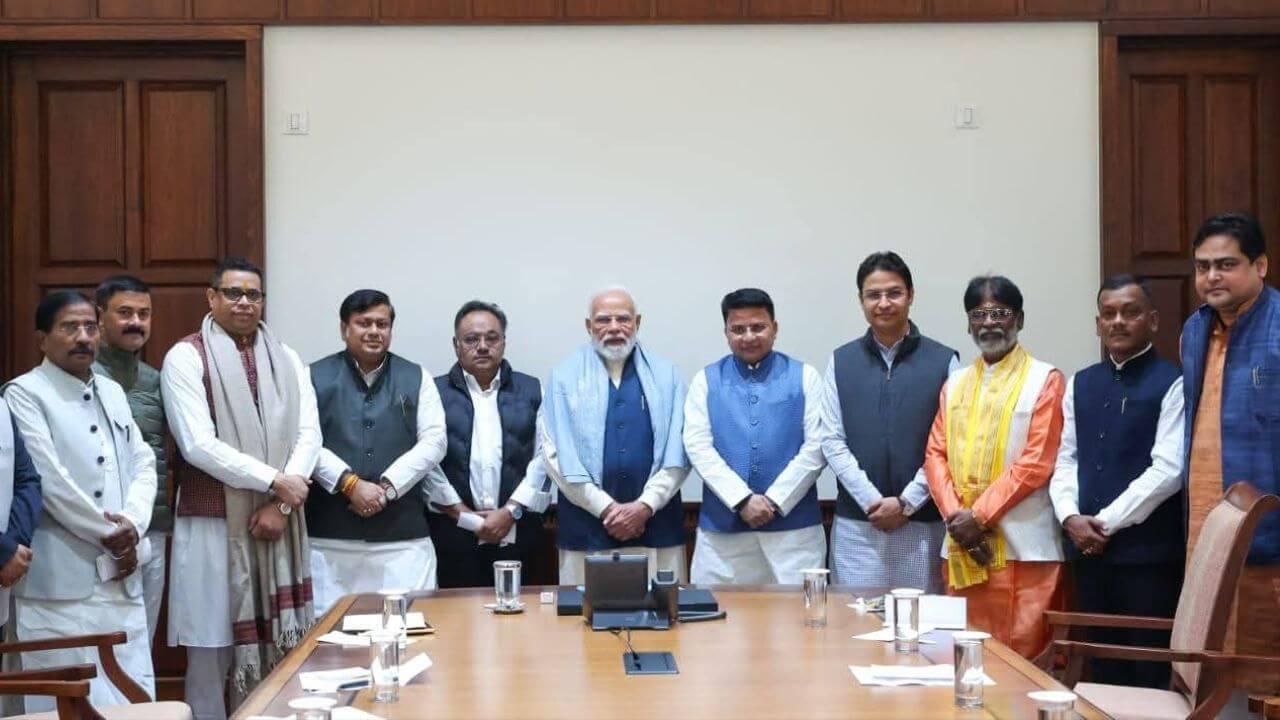 2026 चुनाव की तैयारी में जुटी BJP, पश्चिम बंगाल पहुंचे PM नरेंद्र मोदी, सांसदों को दिए जीत के मंत्र