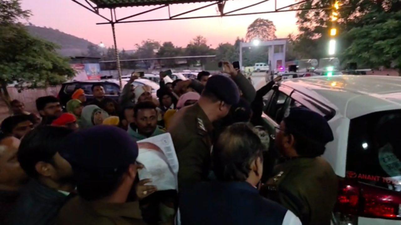 निवाड़ी में किसानों का हंगामा, मंत्री-कलेक्टर की गाड़ियों का किया घेराव, प्रशासन पर लगाए गंभीर आरोप