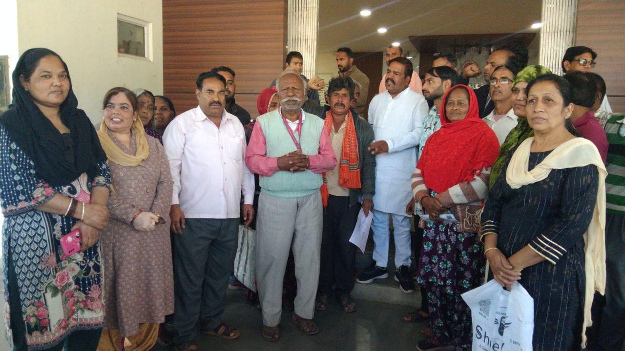 PM Awas Yojana: मकानों में अंधेरा, बिजली कनेक्शन व रजिस्ट्री के अभाव में हितग्राही परेशान, कलेक्टर कार्यालय पर प्रदर्शन