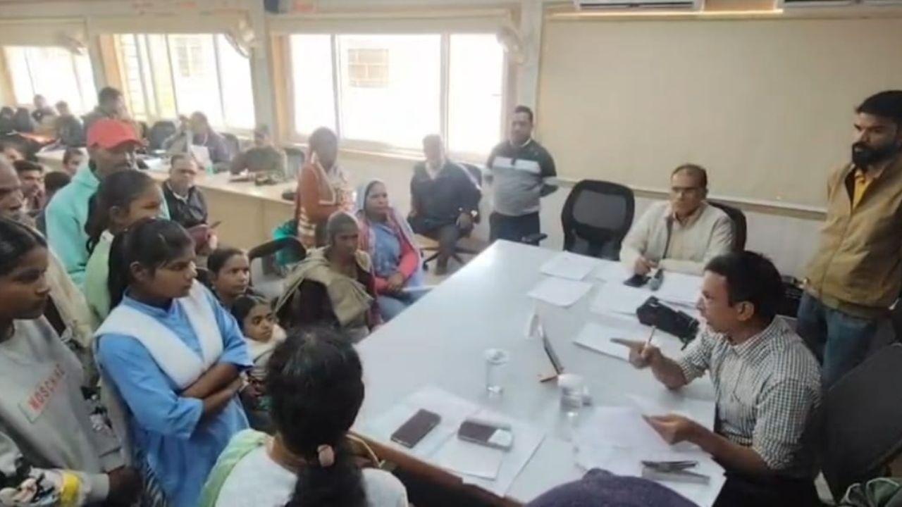 अतिथि शिक्षक की बर्खास्तगी पर कलेक्टर से भिड़ी छात्राएं, पैसा लेने का है आरोप, पढ़ें पूरी खबर
