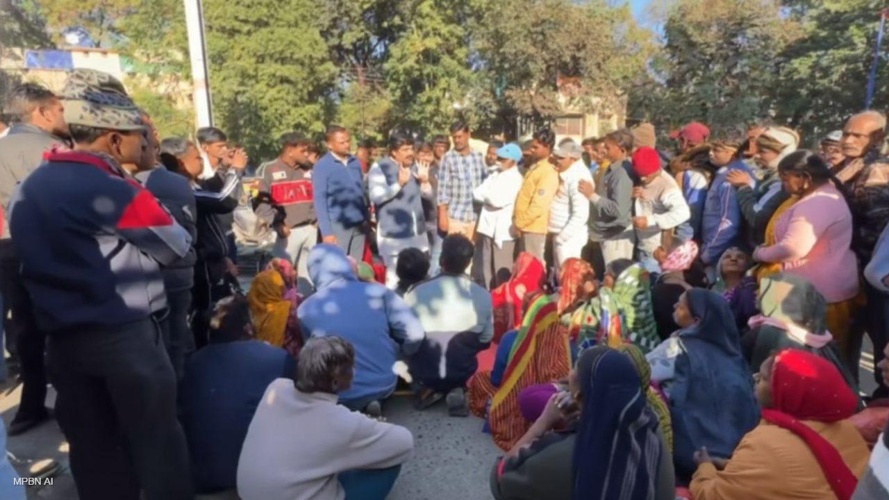 इंदौर के अग्रसेन चौराहे पर हंगामा, हाट वालों और निगम में विवाद, MIC सदस्य मनीष मामा ने संभाला मामला