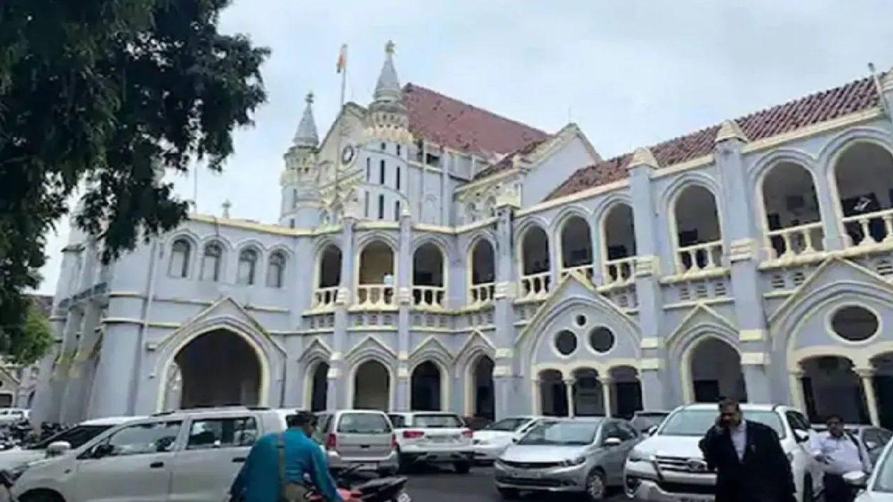 मेल टीचर्स की याचिका पर हाईकोर्ट ने राज्य सरकार से मांगा जवाब, पूछा – ‘किस नियम के तहत दिया गया महिलाओं को 100 प्रतिशत आरक्षण?’