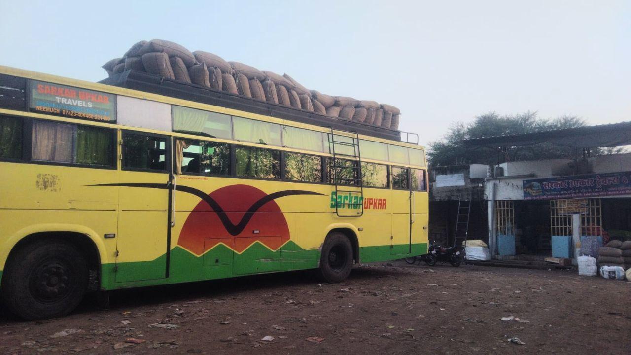 यात्री बस बनी ‘मालवाहक’ वाहन, यातायात पुलिस ने कसा शिकंजा, ओवरलोडिंग पर सख्त कार्रवाई, दस्तावेज जब्त