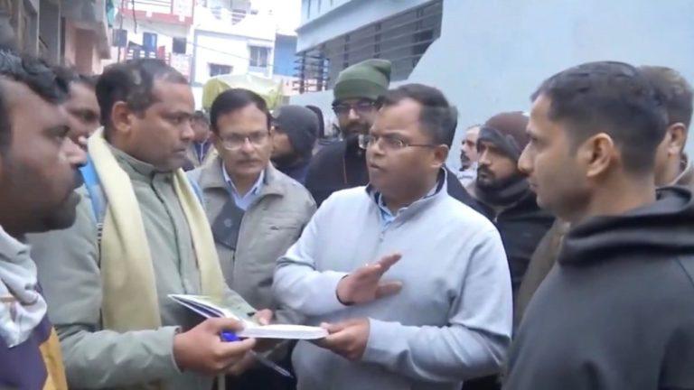 इंदौर के भागीरथपुरा में दूषित पेयजल संकट के बीच नगर निगम ने भेजे टैंकर, कलेक्टर शिवम वर्मा ने किया निरीक्षण, लोगों से सुरक्षित पानी का उपयोग करने की अपील