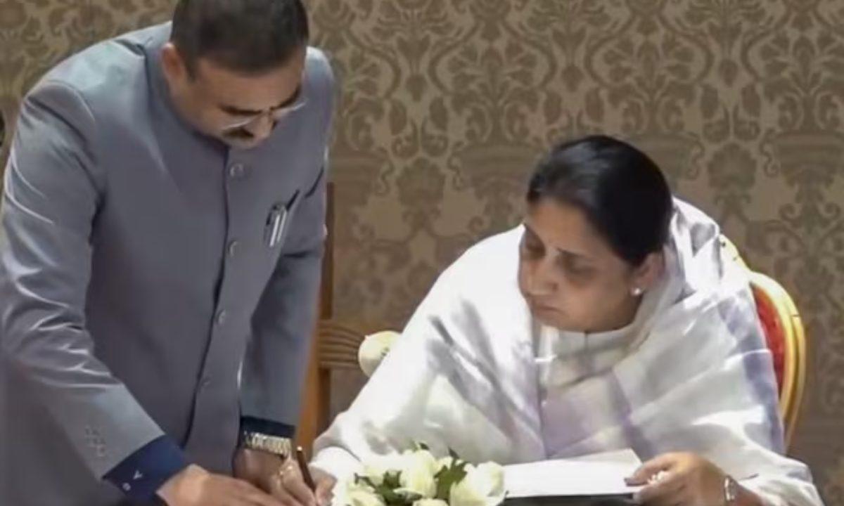 महाराष्ट्र कैबिनेट में बड़ा फेरबदल, डिप्टी CM सुनेत्रा पवार को आबकारी-खेल समेत 4 अहम विभाग, फडणवीस संभालेंगे वित्त