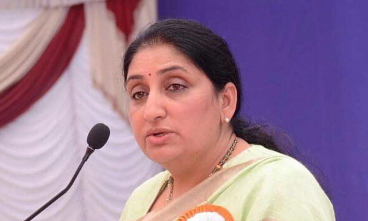 सुनेत्रा पवार बनीं महाराष्ट्र की पहली महिला उपमुख्यमंत्री, राज्यपाल ने दिलाई पद और गोपनीयता की शपथ, सीएम फडणवीस भी रहे मौजूद