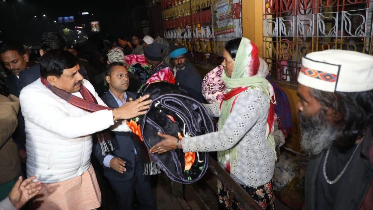 देर रात रैन बसेरा पहुंचे सीएम डॉ. मोहन यादव, भोपाल के यादगार-ए-शाहजहांनी पार्क में लिया व्यवस्थाओं का जायज़ा, चाय पिलाई कंबल बांटे
