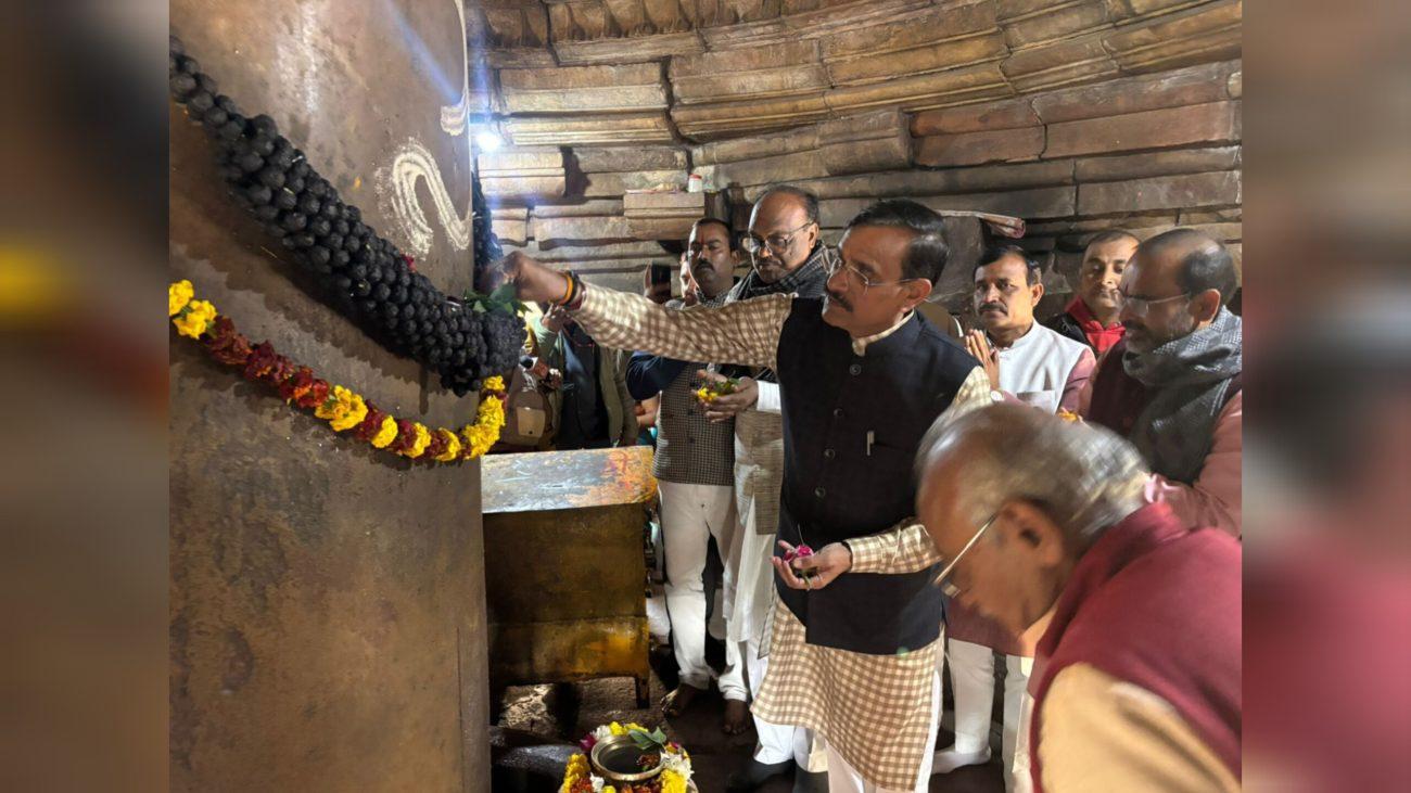 सोमनाथ स्वाभिमान पर्व: खजुराहो के मतंगेश्वर मंदिर में सांसद VD शर्मा ने की पूजा, क्रिकेटर शशांक सिंह, केंद्रीय मंत्री उइके भी हुए शामिल