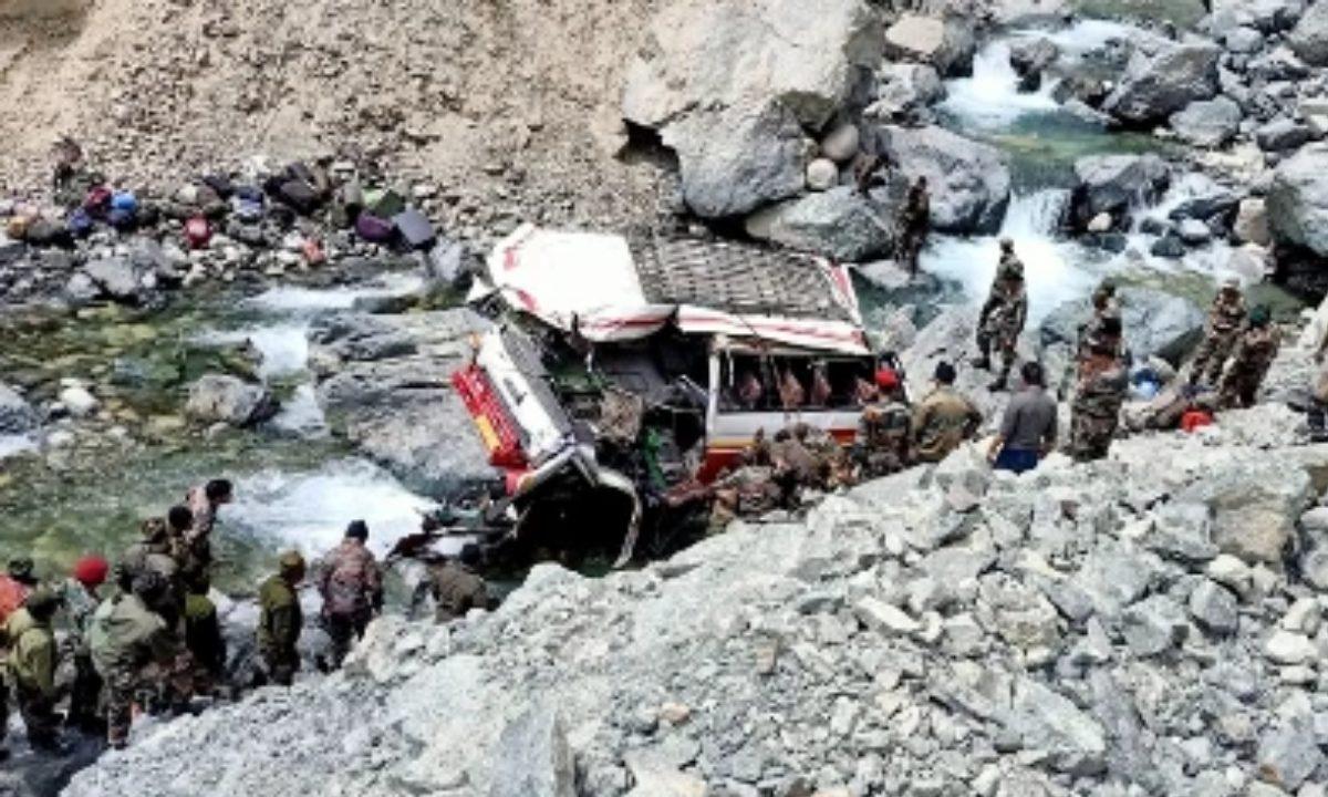 जम्मू-कश्मीर के डोडा में बड़ा हादसा, गहरी खाई में गिरा सेना का वाहन, 10 जवानों की गई जान