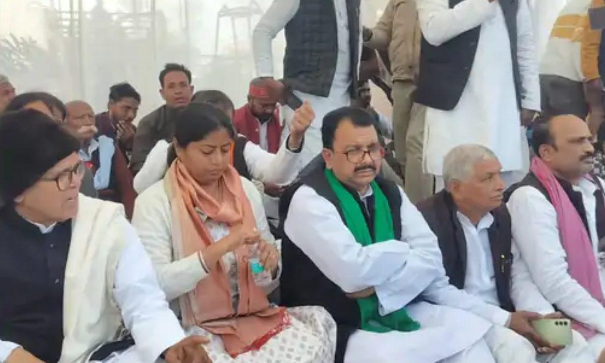 95 लोगों पर दर्ज मुकदमे वापस लेने की मांग, अध्योध्या में विधायक पल्लवी पटेल गांधी पार्क में धरने पर बैठीं