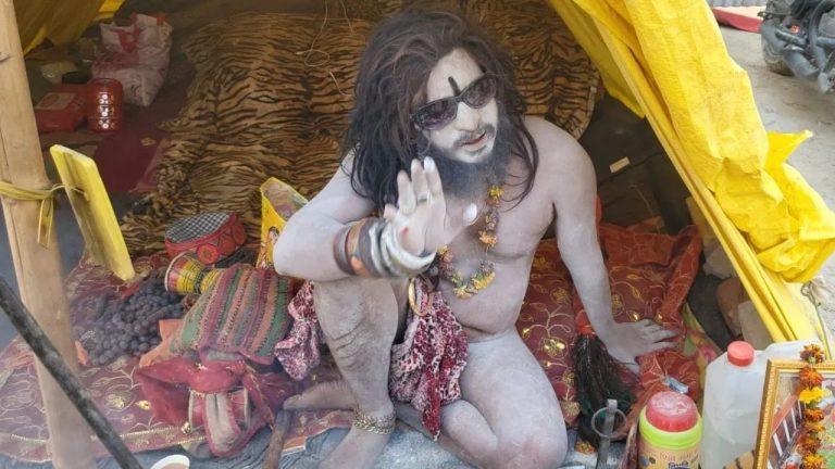 माघ मेले के अनोखे बाबा: गाने सुनाते हैं, सेंट बांटते हैं, ‘सेंट बाबा’ बने आकर्षण का केंद्र