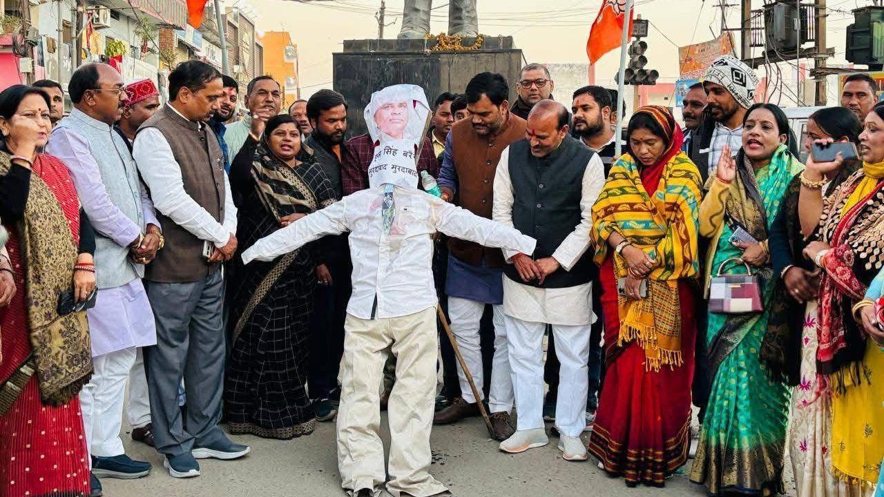 महिलाओं पर अमर्यादित टिप्पणी करने वाले कांग्रेस विधायक फूलसिंह बरैया का भाजपा ने फूंका पुतला